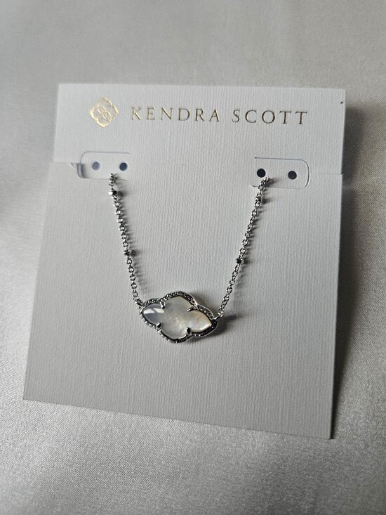 Kendra Scott Jewelry - Abbie Silver Pendant Necklace in Ivory Mother-of-Pearl